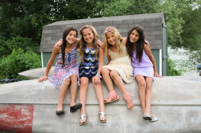 young-camper-girl-friends